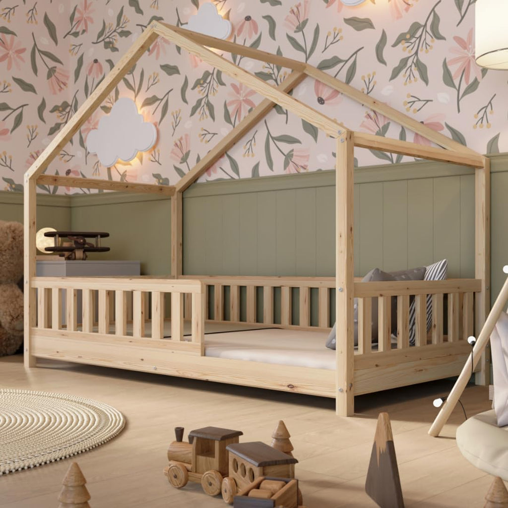 Hausbett 120x200 cm – Kinderbett aus Naturholz mit Rausfallschutz – Montessori Bodenbett mit Höhenverstellbaren Beinen und Abnehmbarer Barriere - Crazy House